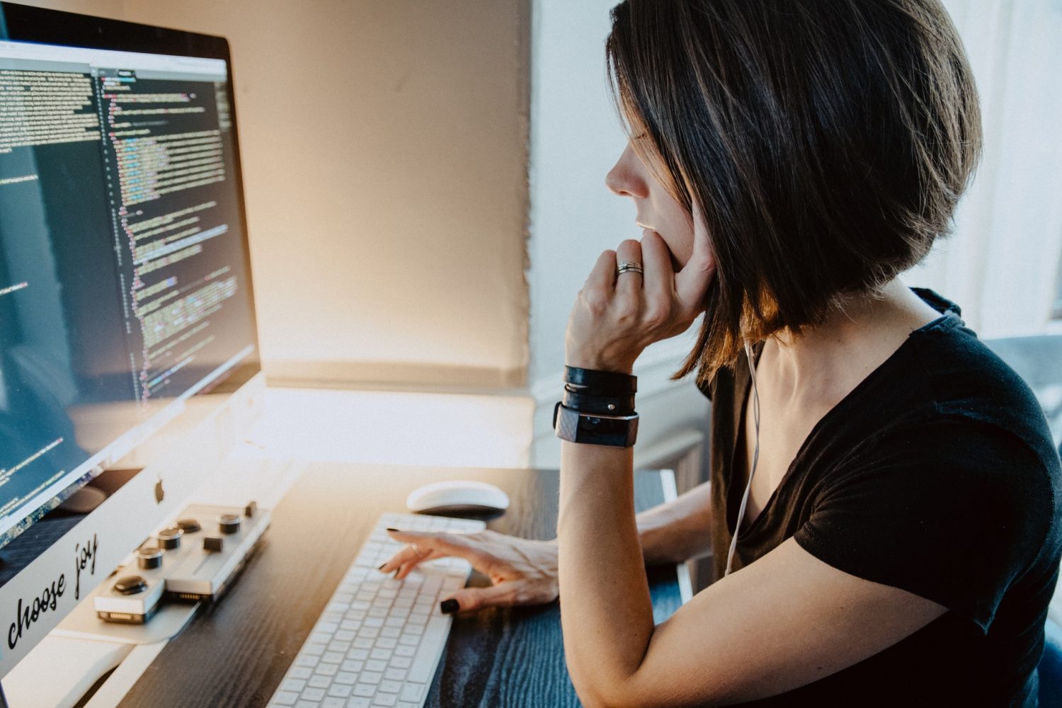 Qué hace un programador. Mujer joven trabajando en su computadora.