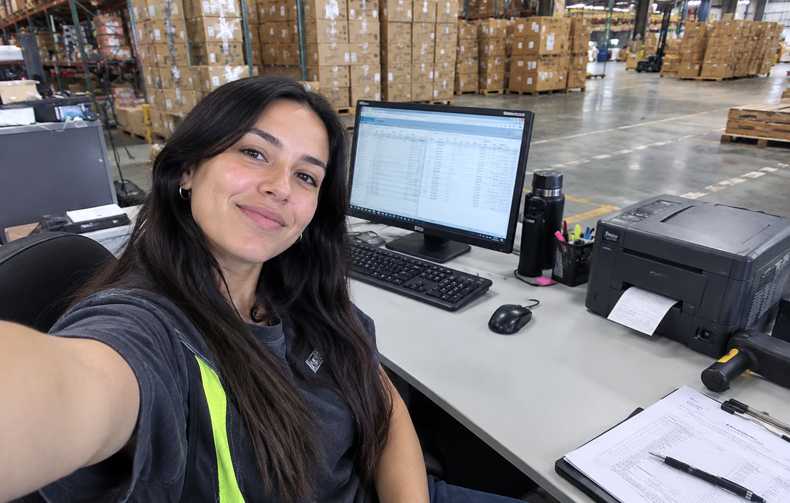 Carrera de logística: qué se estudia y dónde se puede trabajar 1 Selfie en centro logistico industrial